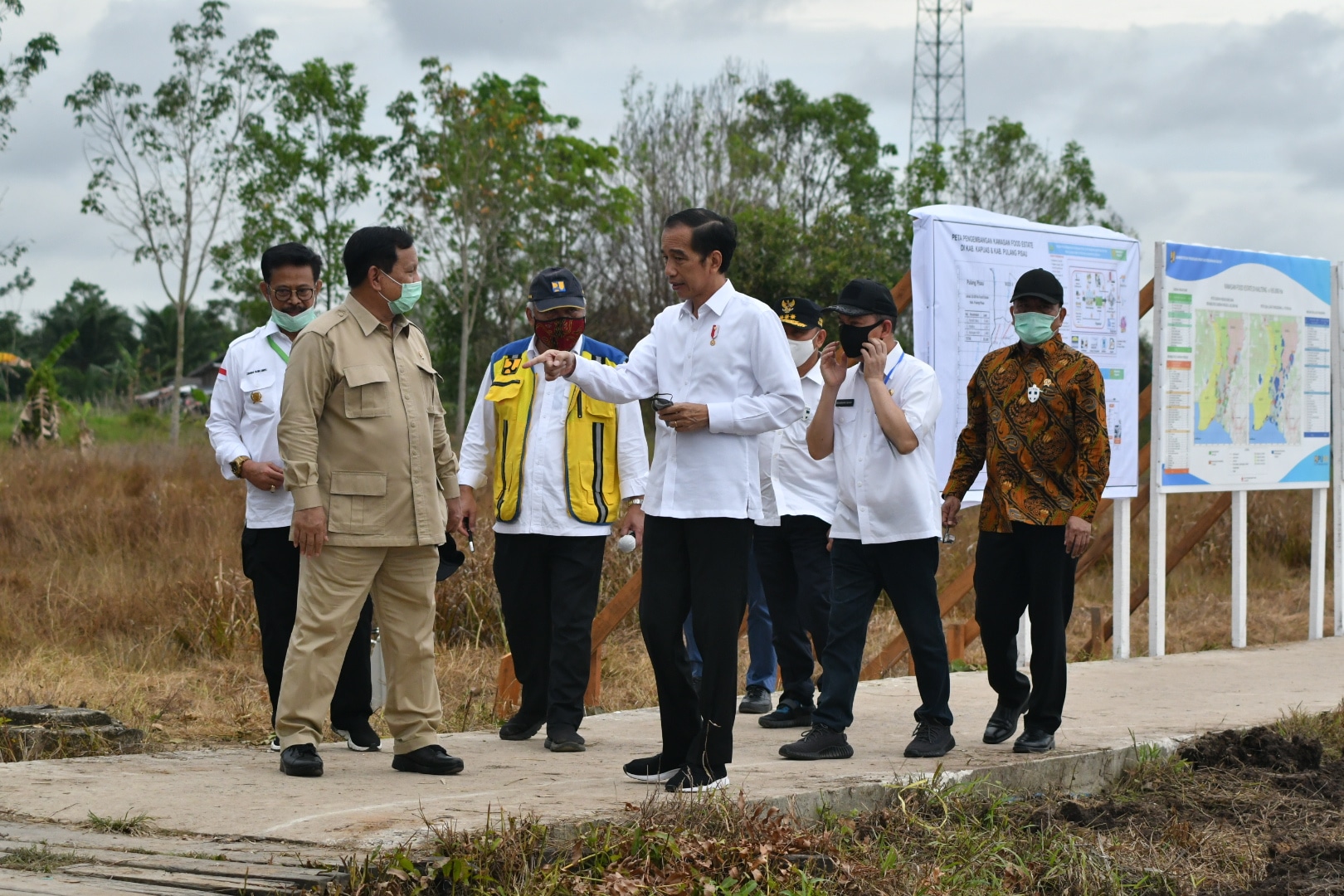 Presiden Ri Joko Widodo Didampingi Gubernur Kalteng Sugianto Sabran Tinjau Lokasi Food Estate Di 2227